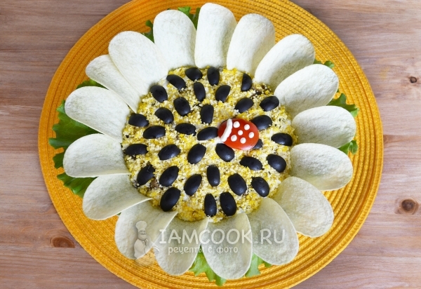 Рецепт салата «Подсолнух» с курицей, чипсами и грибами