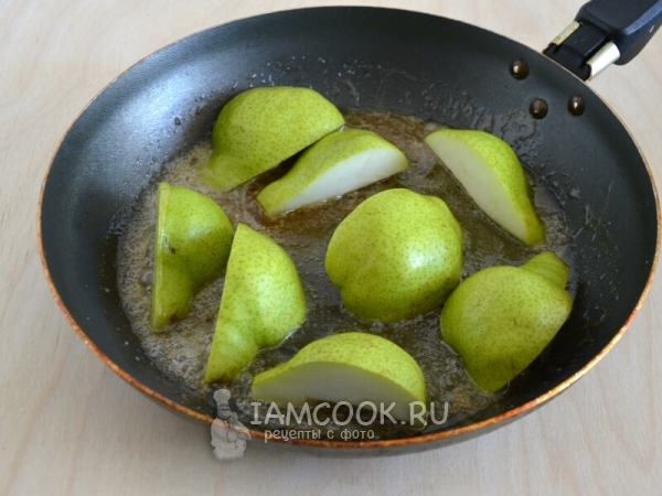 Положить груши в сковороду