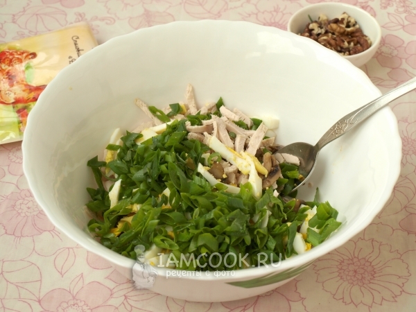 Соединить курицу, грибы, яйца и лук