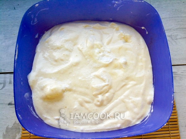 Смешать взбитые желтки и белки с мукой