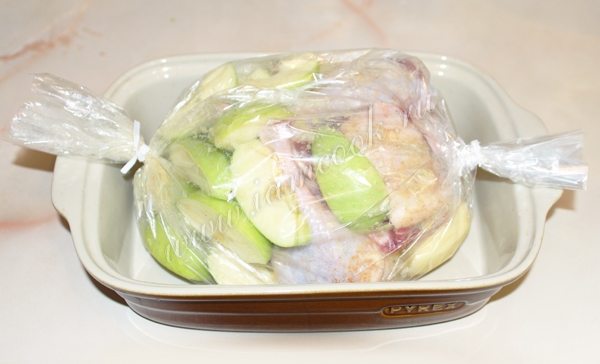 Утка, яблоки и картофель в рукаве