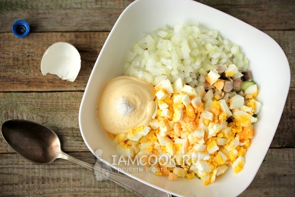 Положить яйца, лук и майонез