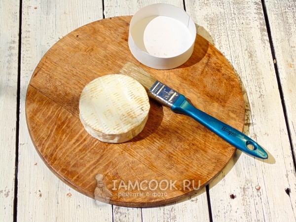 Смазать сыр маслом