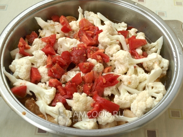 Положить капусту и помидоры
