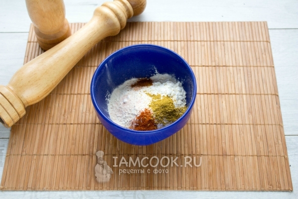 Смешать муку и специи