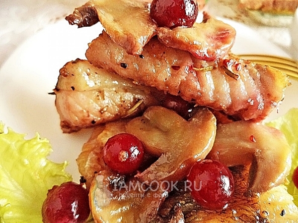 Рецепт судака с грибами и клюквой