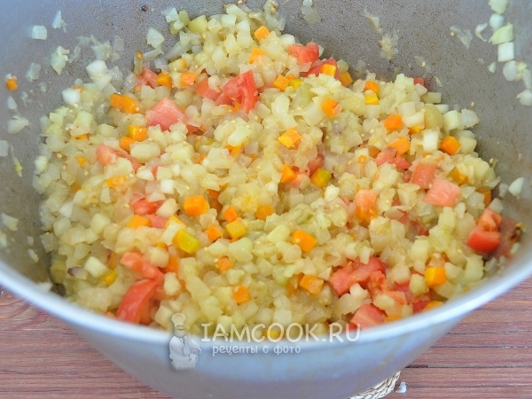 Соединить патиссоны, лук, морковь и помидоры