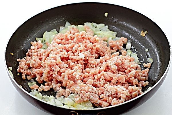 Положить к луку фарш