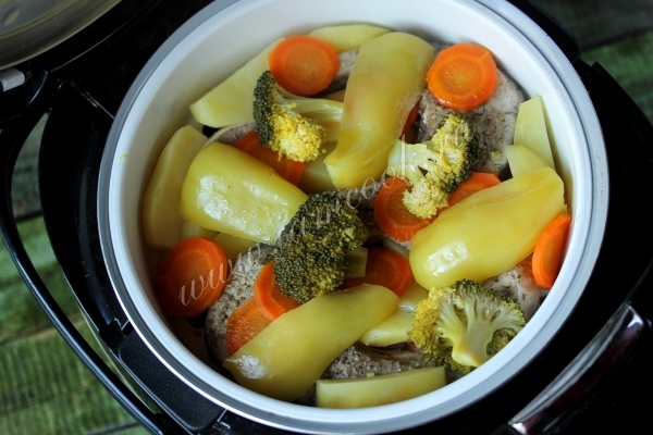 Овощи с рыбой томленые на пару