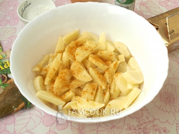 Посыпать картофель специями