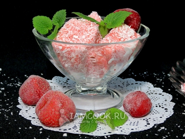 Фото мусса из клубники с кокосовой стружкой