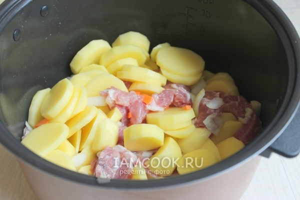 Сложить овощи и мясо в мультиварку