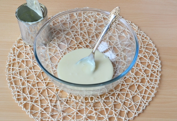 Влить в миску сгущенное молоко