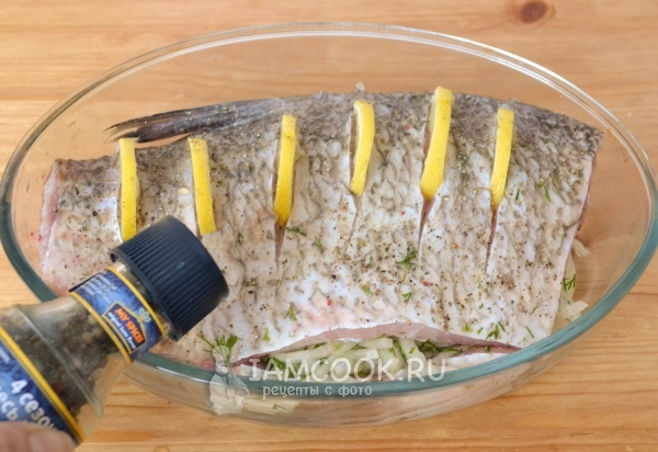 Полить рыбу маслом
