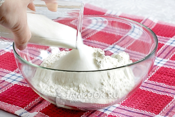Смешать муку с солью и сахаром