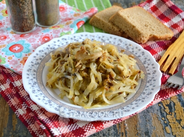 Фото жареной капусты с вешенками и тмином