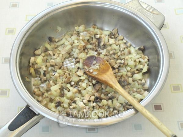 Пожарить грибы с луком