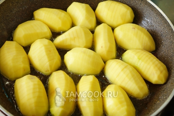 Положить картофель на сковороду