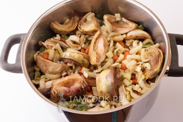 Добавить артишоки и сельдерей