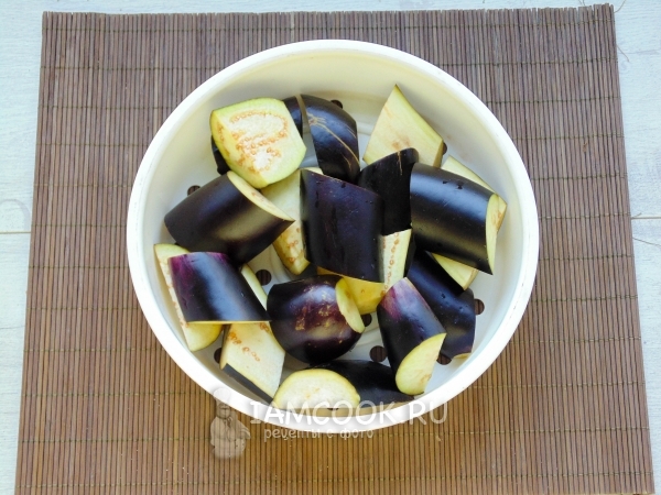 Положить баклажаны в пароварку