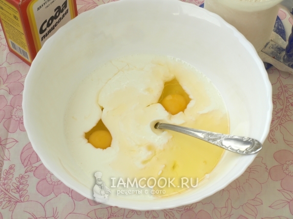 Смешать кефир, масло и яйца