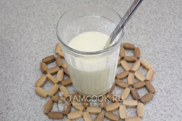 Соединить сметану с яйцом