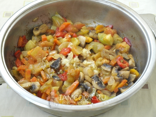 Положить чеснок