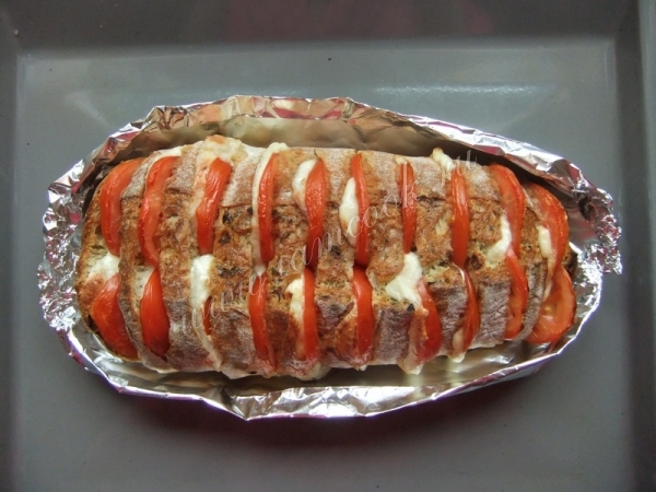 Запекание чиабатты гармошки с сыром и помидорами