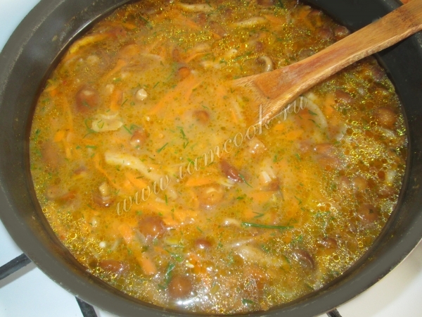 Вливаем воду с мукой