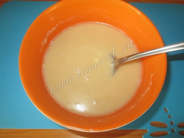 Развести муку с водой