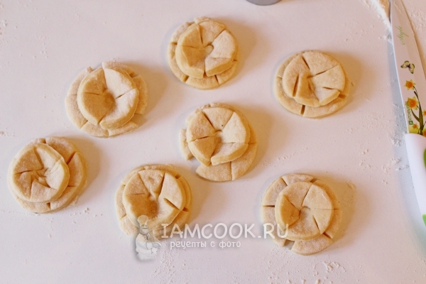 Слепить цветочки из всего теста