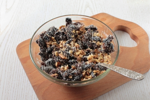 Орехи с черносливом и сахаром