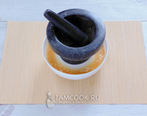 Положить на капусту с маринадом гнет