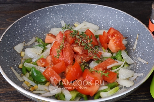 Положить помидоры и тимьян