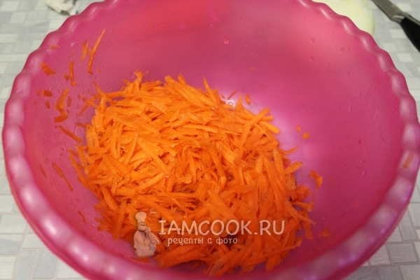 Потереть на терке морковь