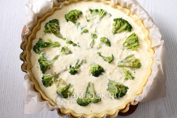 Выложить брокколи