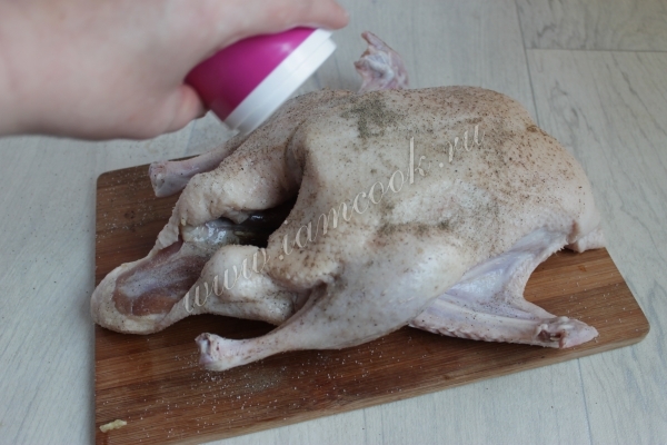 Утку посыпать приправами