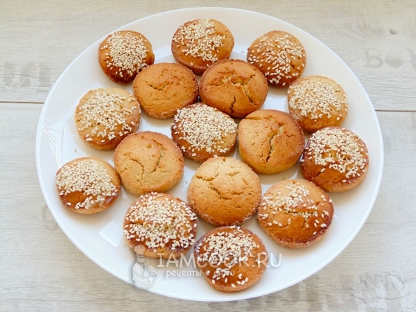 Смазать белком и посыпать кунжутом