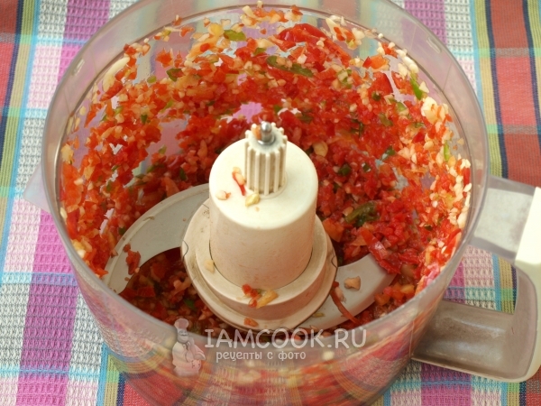 Измельчить перцы и чеснок