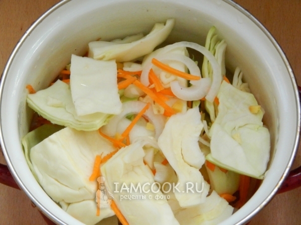 Смешать овощи, сахар, соль и пряности