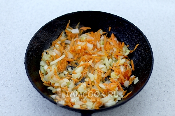 Обжарить лук с морковью