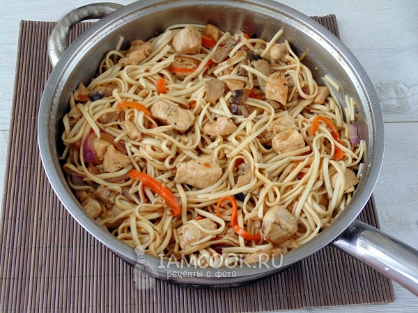 Перемешать лапшу с мясом и овощами