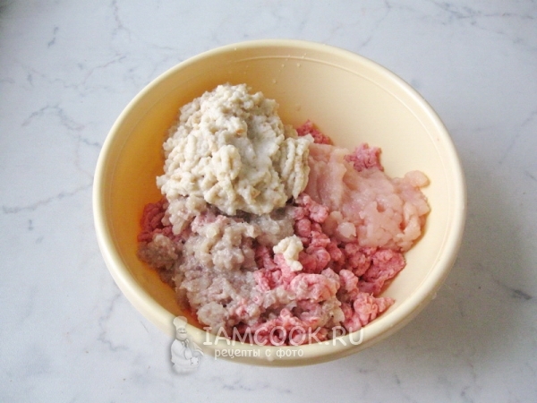 Соединить лук, фарш и батон