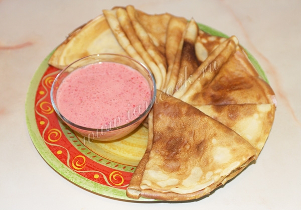 блины с клубникой со сметаной