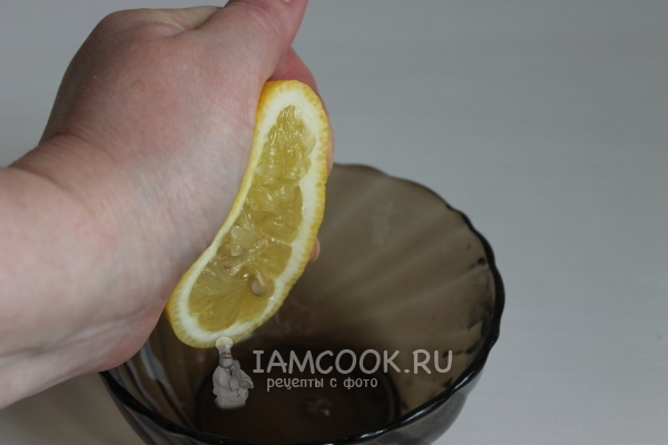 Выдавить сок лимона