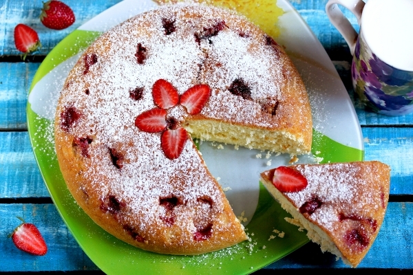 Рецепт шарлотки с клубникой в мультиварке