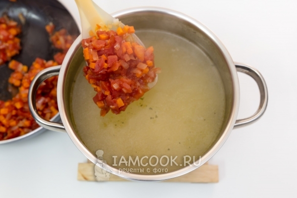 Выложить обжарку в бульон