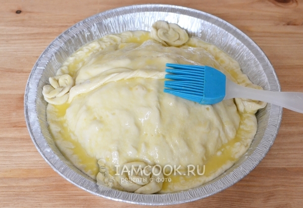 Смазать пирог желтком