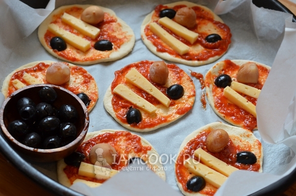 Положить оливки