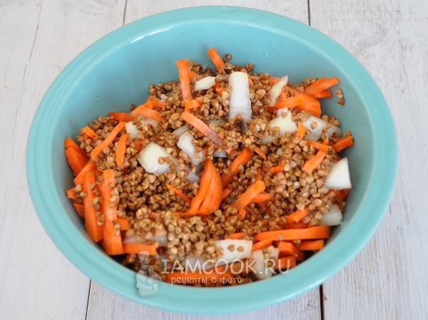 Положить помытую гречку